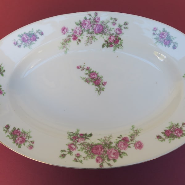 Grand plat de service en porcelaine blanche avec décor de roses