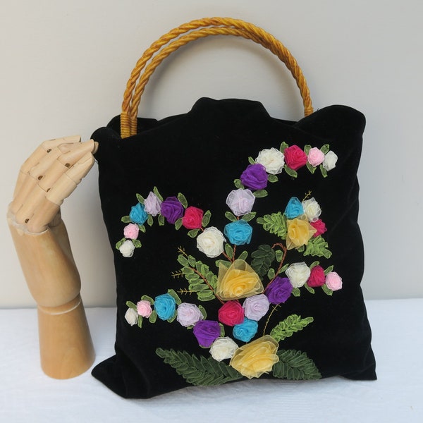 Sac fait main en velours et broderie de rubans