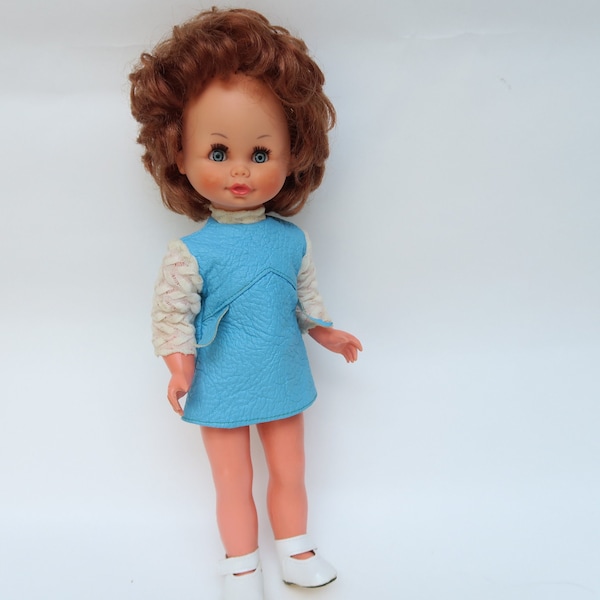 Adorable poupée ancienne rouquine, robe seventies bleue