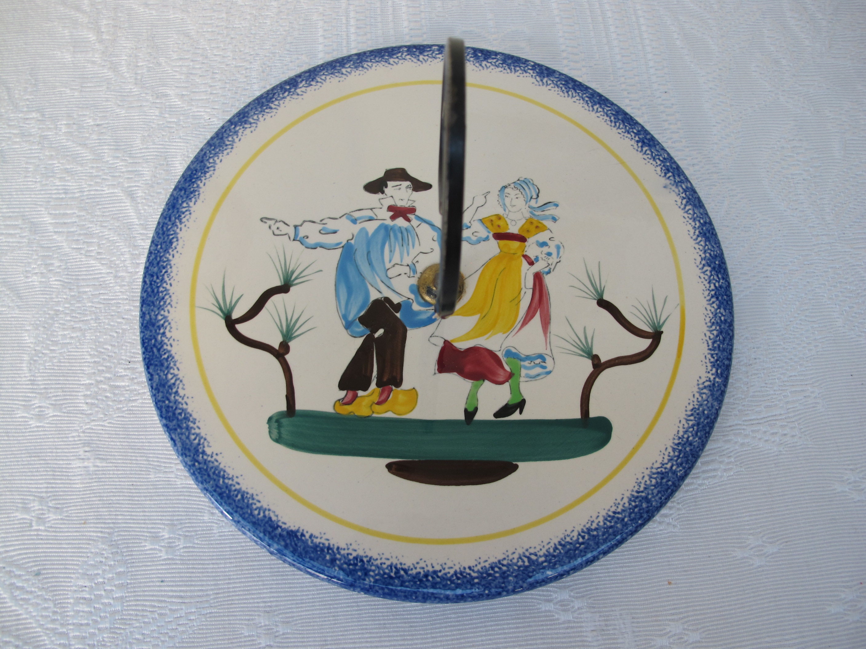 Quimper, Plateau à Fromages de Style Quimper Auvergne en Céramique et Fer Forgé