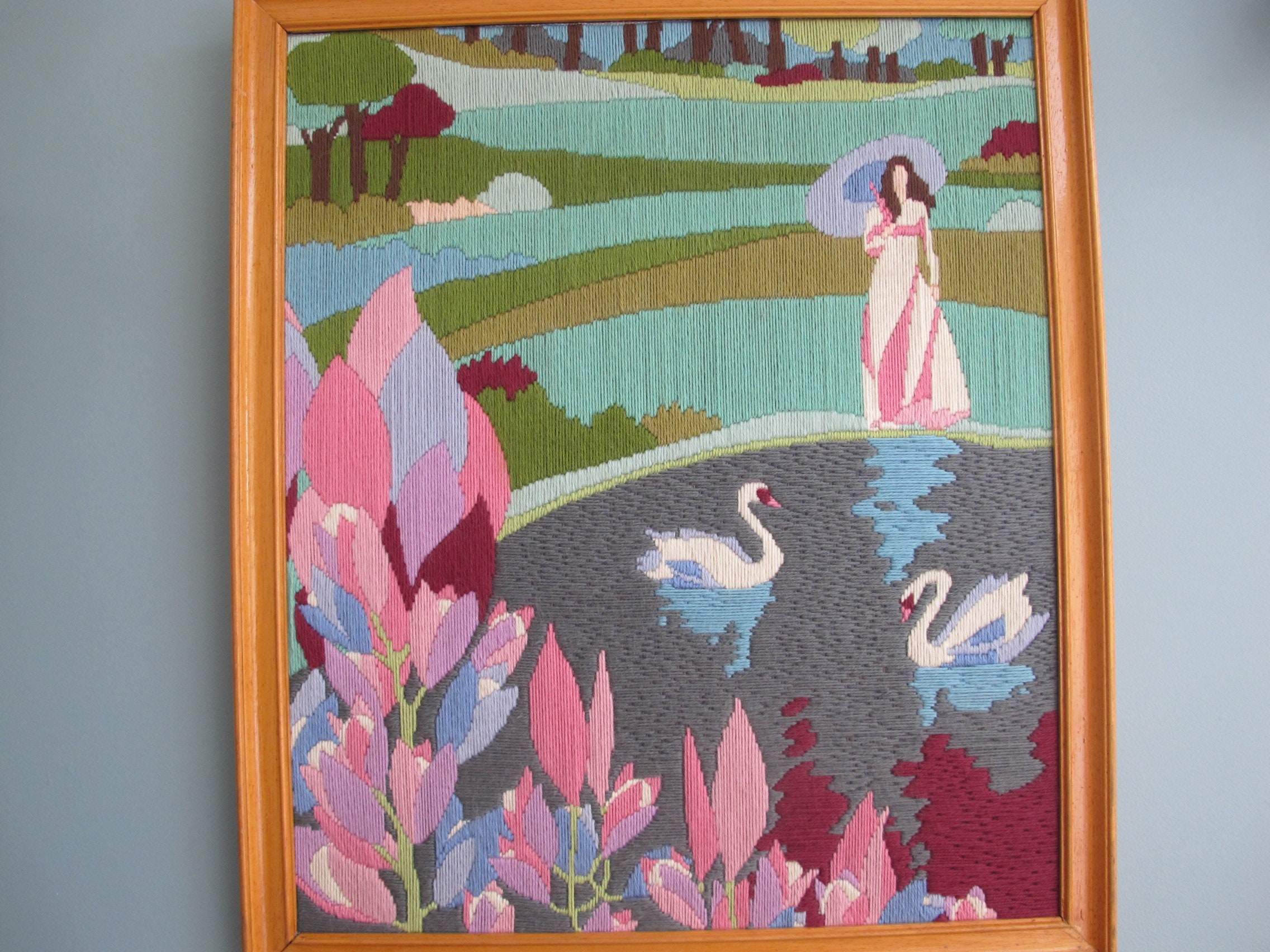 Canevas Tapisserie Femme à L'ombrelle Au Bord d'un Lac, Fait Main en France, Paysage Onirique