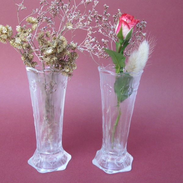 Paire de petits vases en verre moulé transparent