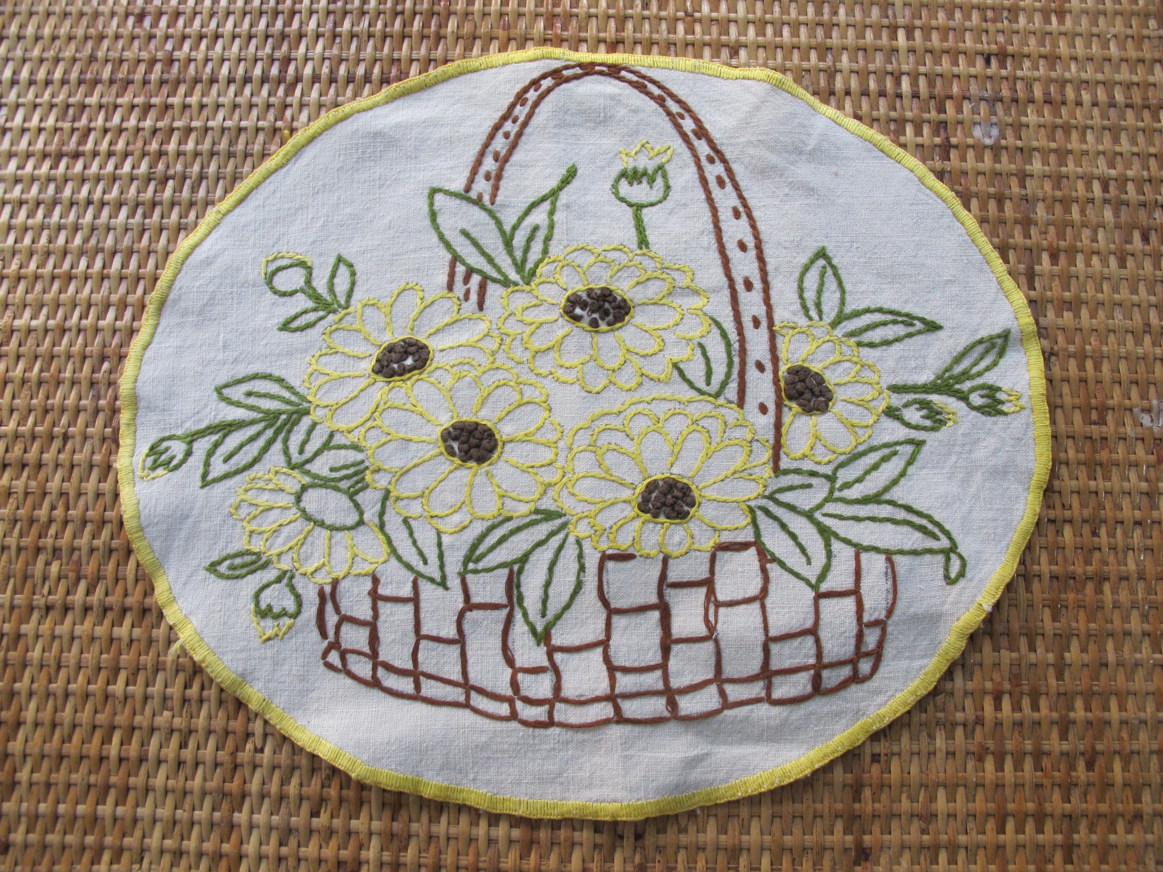 Naperon Brodé Ovale Panier de Marguerites