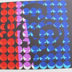 Pode incluir: Impress&atilde;o de arte abstrata com fundo preto e um padr&atilde;o de c&iacute;rculos vermelhos, rosa e azuis sobrepostos.