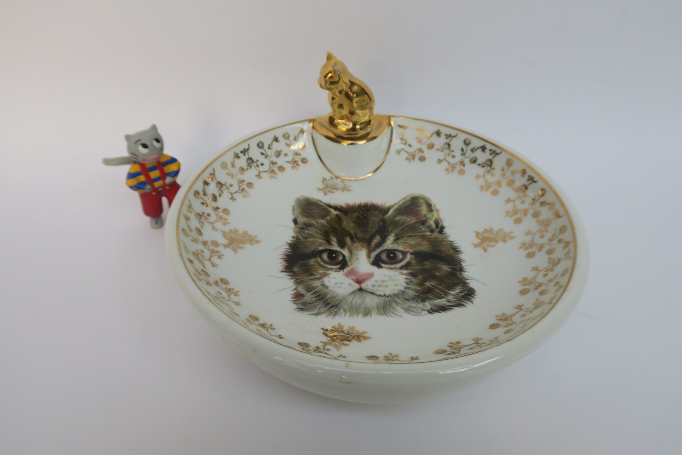 Ancienne assiette à bouillie chauffante bébé en porcelaine de PARIS  P.A.R.I.S 2, assiette enfant avec joli motif de chat, bouchon canard -   France