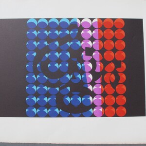 Pode incluir: Impress&atilde;o de arte abstrata com fundo preto e um design de c&iacute;rculos sobrepostos em azul, vermelho e rosa.