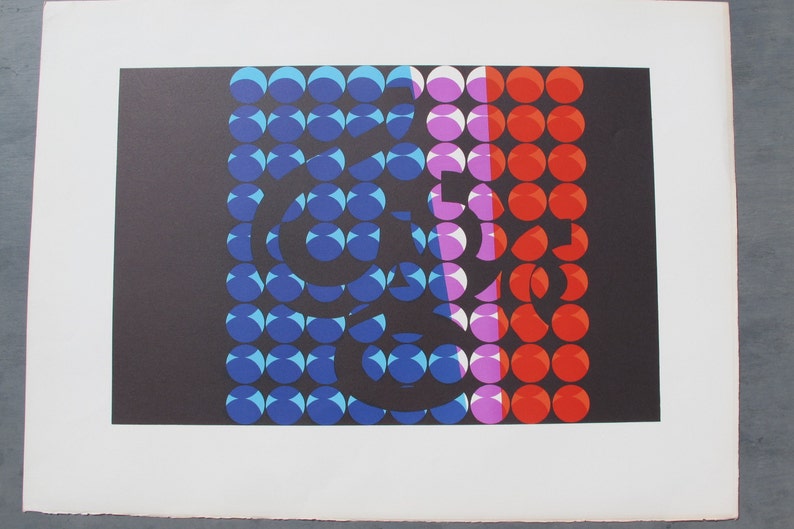 Pode incluir: Impress&atilde;o de arte abstrata com fundo preto e um design de c&iacute;rculos sobrepostos em azul, vermelho e rosa.