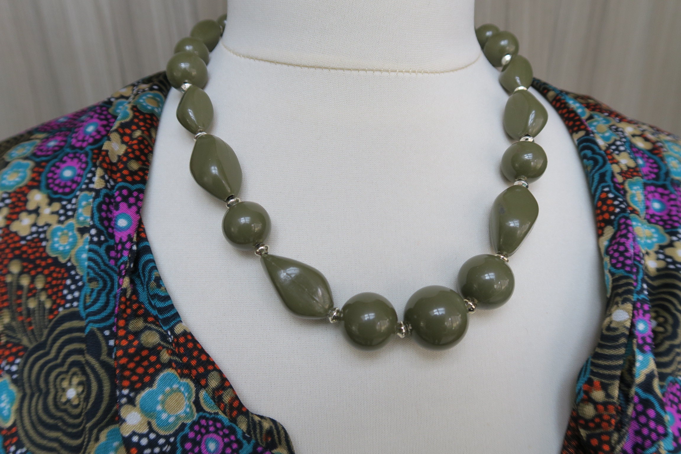 Collier De Perles Vert Et Or En Résine - Bijou Vintage Unique - État Impeccable - Occasion