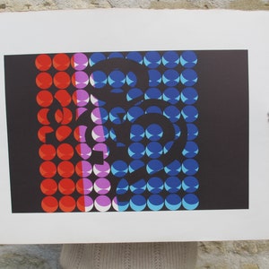Pode incluir: Impress&atilde;o de arte abstrata com fundo preto e um design de c&iacute;rculos vermelhos, rosa, azuis e brancos. Os c&iacute;rculos s&atilde;o dispostos em uma grade e formam um design em espiral.