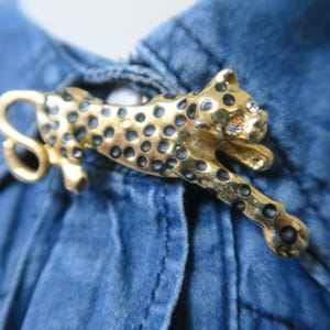 Belle broche panthère vintage en émail noir et strass transparents pavé - France
