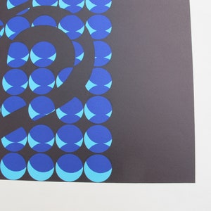 Pode incluir: Impress&atilde;o de arte abstrata com um padr&atilde;o de c&iacute;rculos azuis e turquesa sobre um fundo preto.