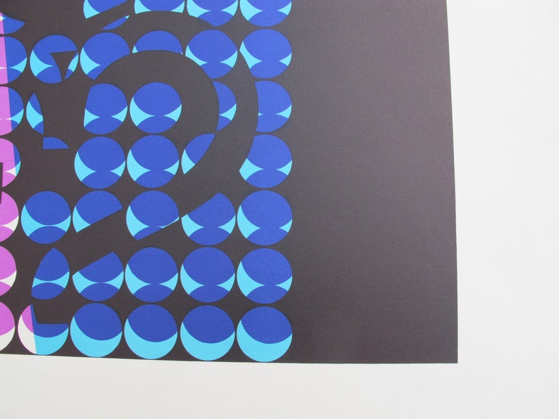 Pode incluir: Impress&atilde;o de arte abstrata com um padr&atilde;o de c&iacute;rculos azuis e turquesa sobre um fundo preto.