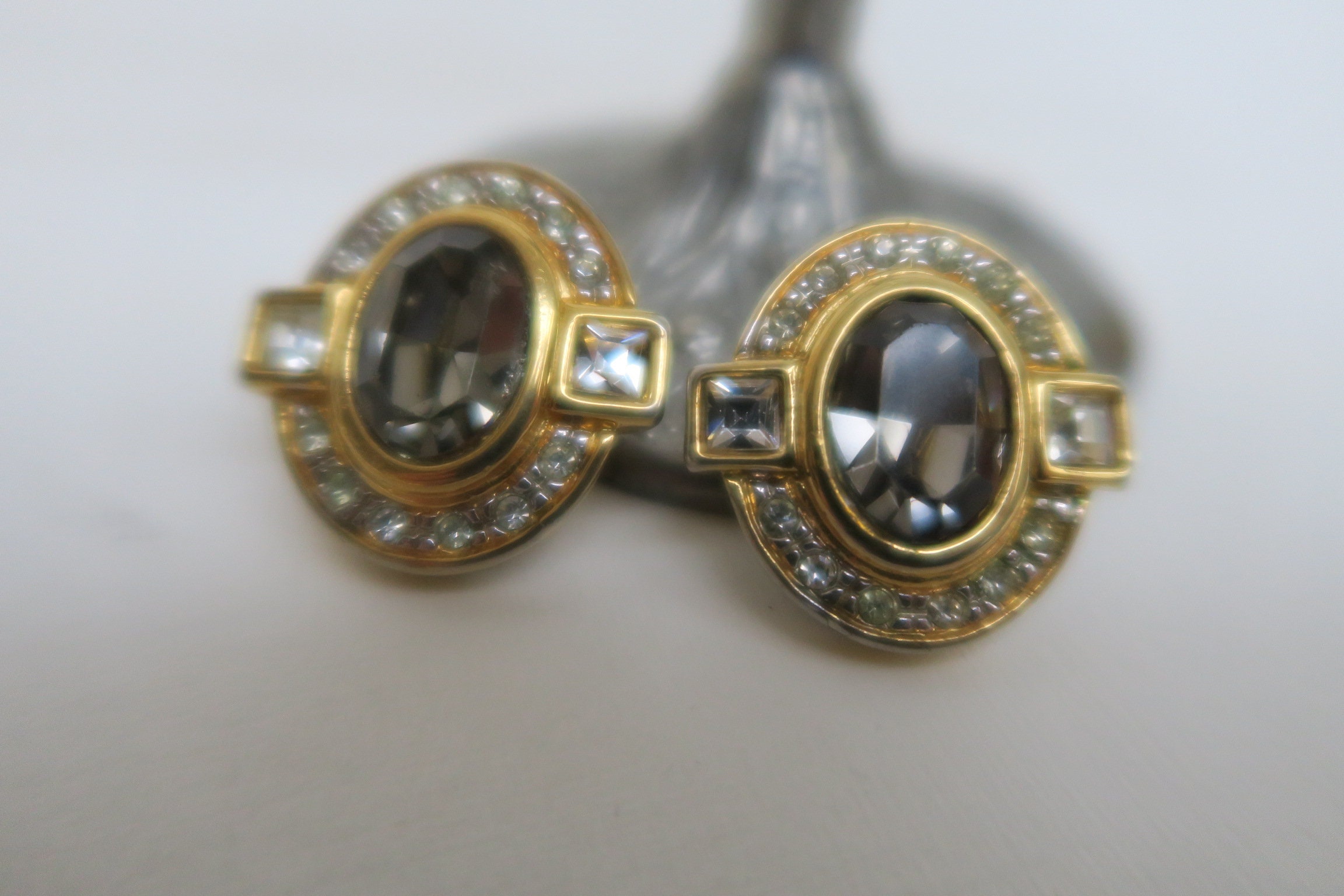 Boucles D'oreilles Clip Doré - Forme Circulaire Avec Strass Et Cabochon - Occasion Très Bon état