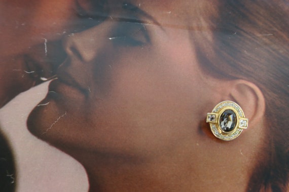 Boucles D'oreilles Clips Dorées - Forme Ronde Avec Strass Et Cabochon, Occasion