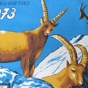 Puede incluir: Un calendario vintage con fondo azul y el texto "les BOUQUETINS 1973" y una ilustración de tres cabras montesas marrones y blancas en una montaña nevada.