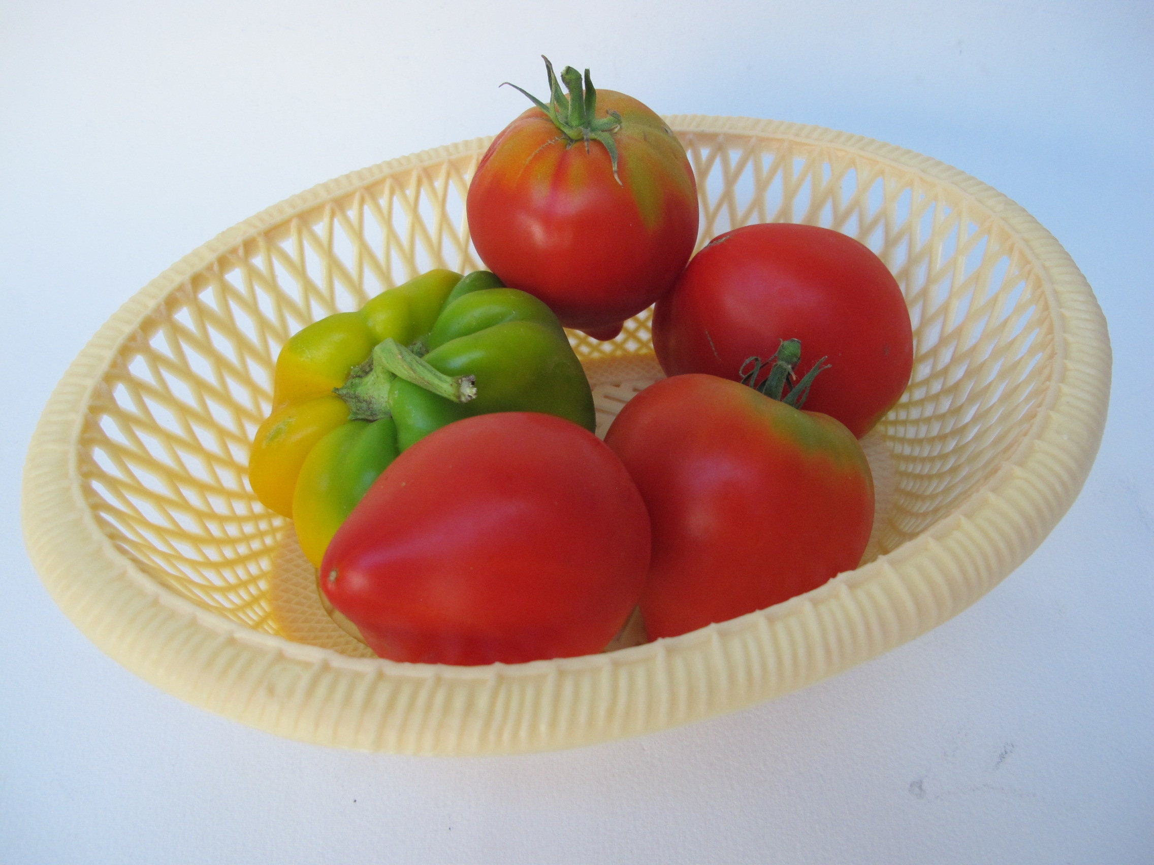 Ancienne Corbeille à Fruits ou Pain en Plastique Rigide Perforé