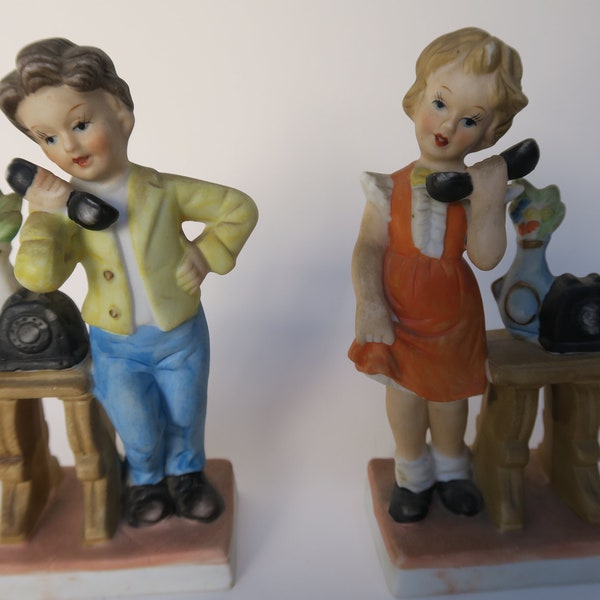 Figurines couple d'amoureux au téléphone, figurines en biscuit