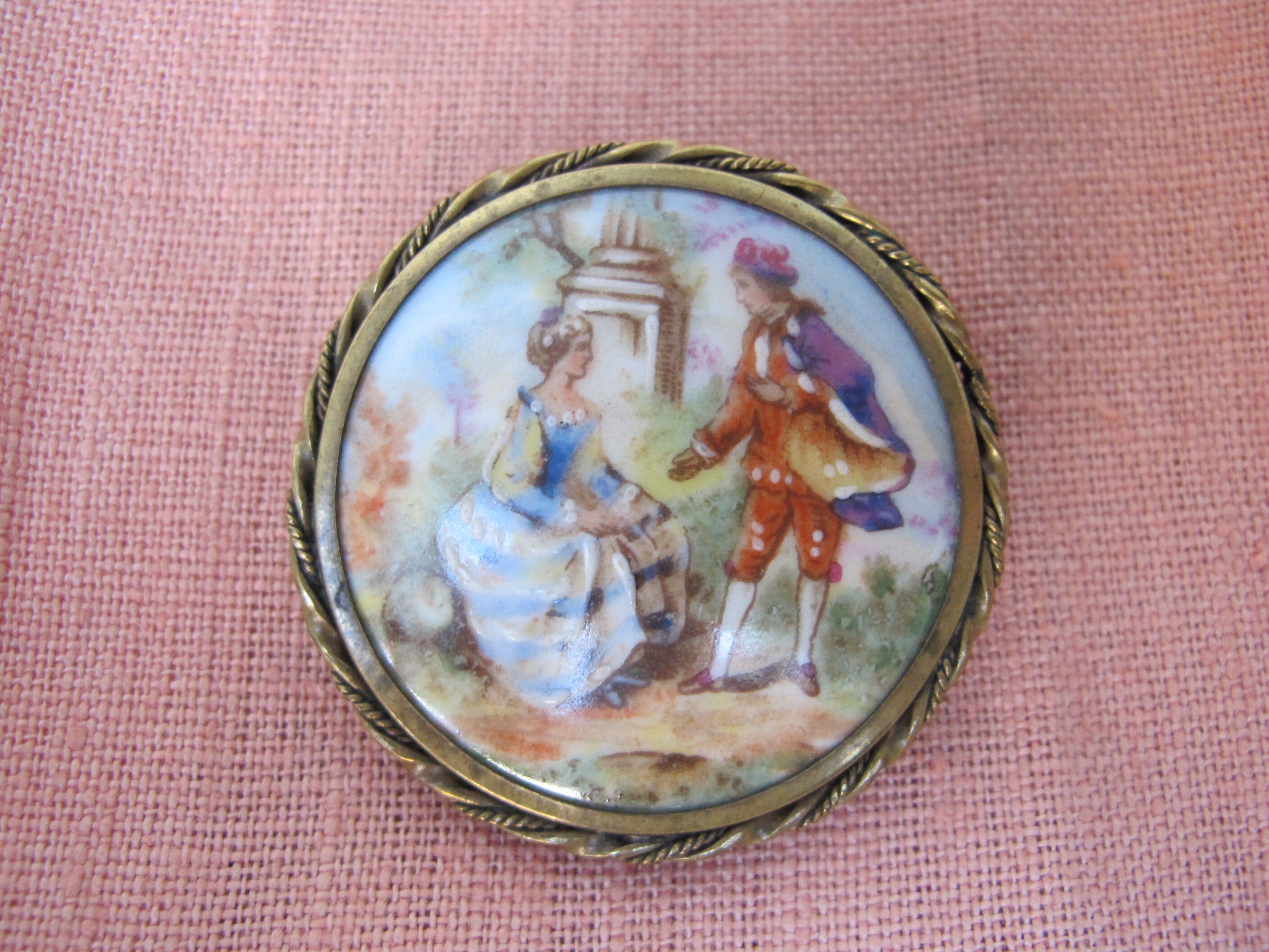 Broche Ancienne En Porcelaine De Limoges - Décor Scène Galante - Bijou Vintage Occasion