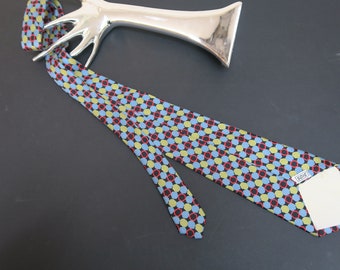 Vintage silk tie with geometric patterns