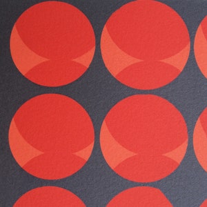 Pode incluir: Um fundo preto com nove c&iacute;rculos vermelhos, cada um com uma forma de crescente vermelho ligeiramente mais claro no centro.