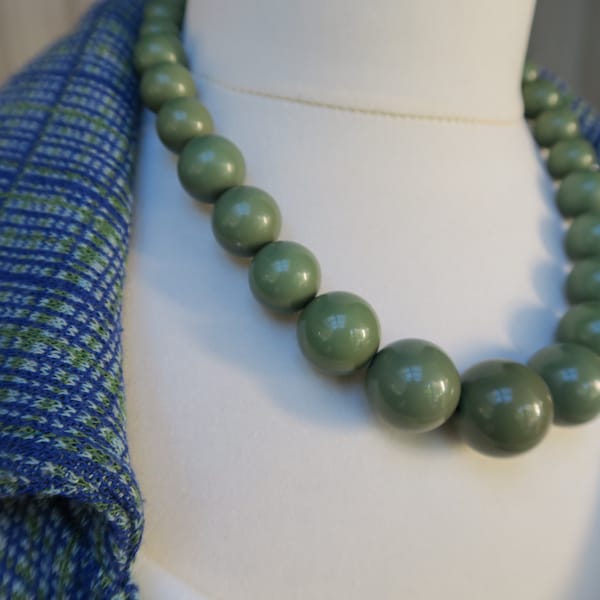 Collier de perles en résine vert kaki