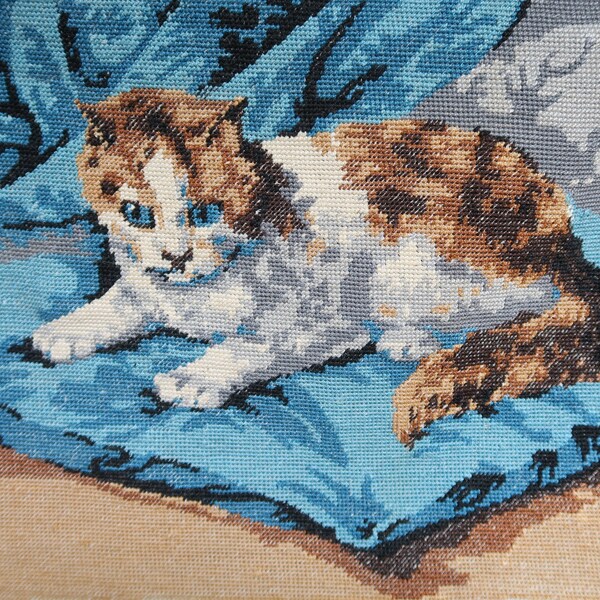Canevas tapisserie chat blanc et tigré sur coussin bleu
