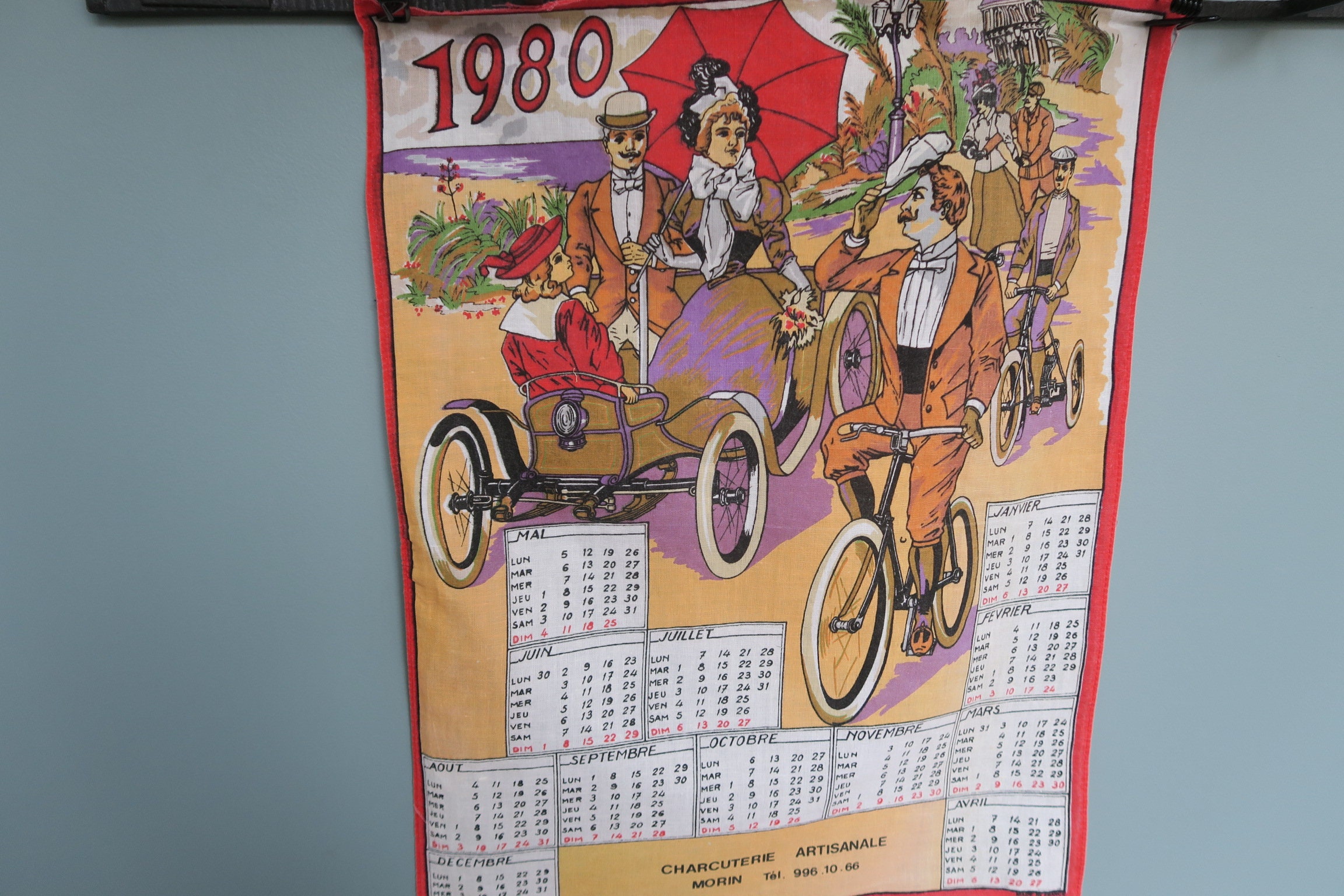 Torchon Calendrier Vintage 1985 – Décor Campagne Couple Cheminée – France – 100% Coton
