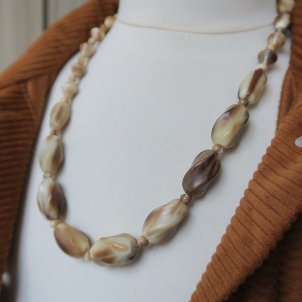 Collier en corne avec fermoir olive, collier ancien