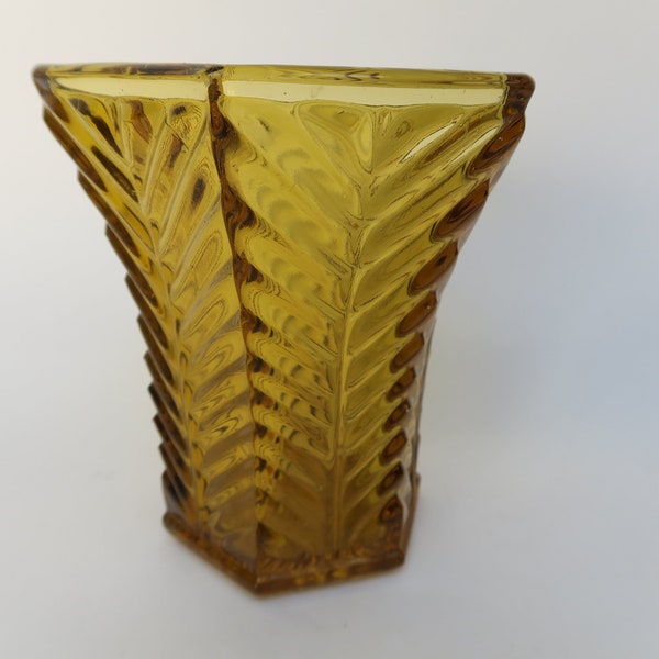 Joli vase en verre moulé jaune d'or de style art déco