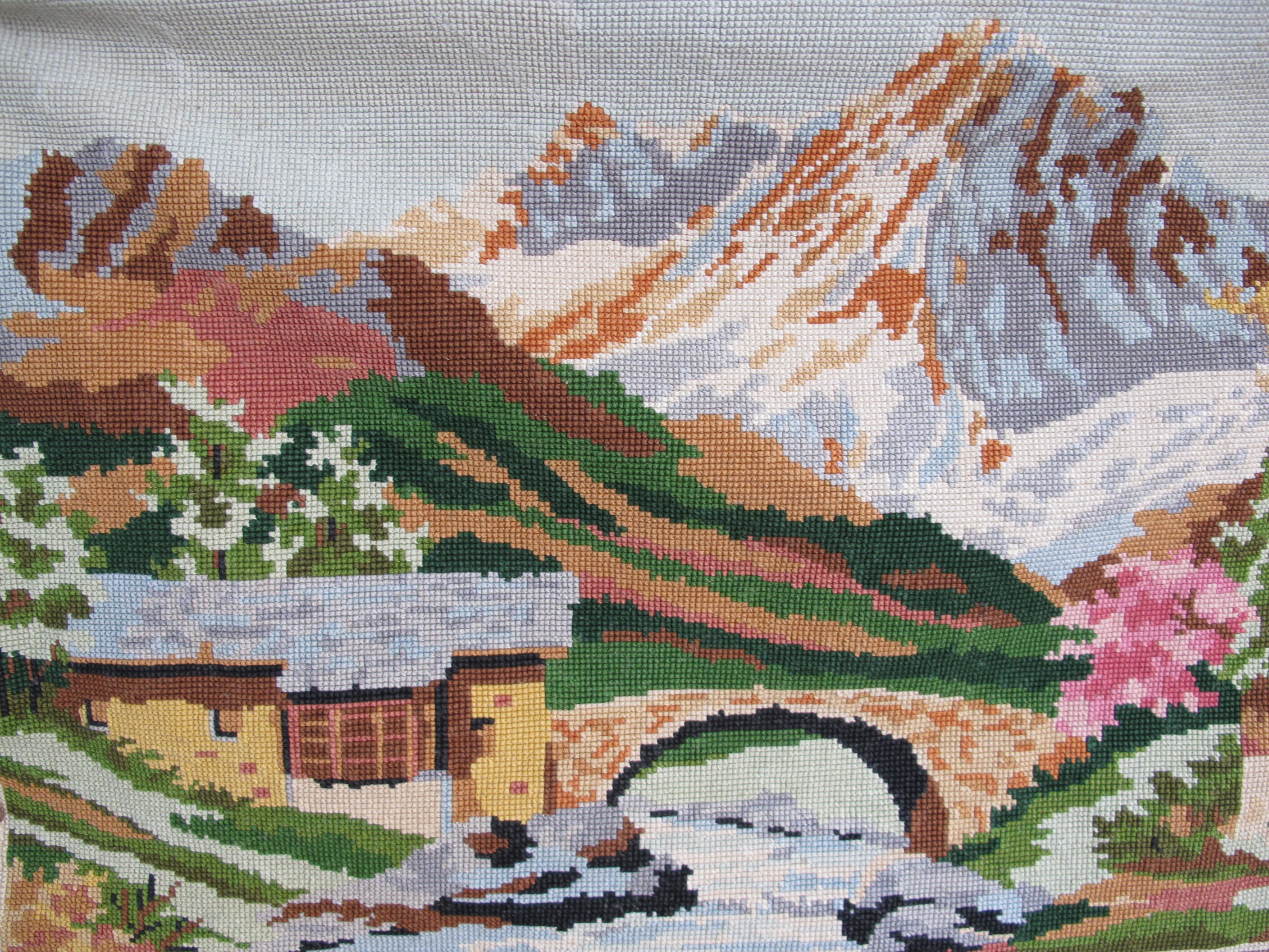 Canevas Tapisserie Paysage de Montagne en Été avec Un Chalet Fleuri Au Bord d'un Lac.