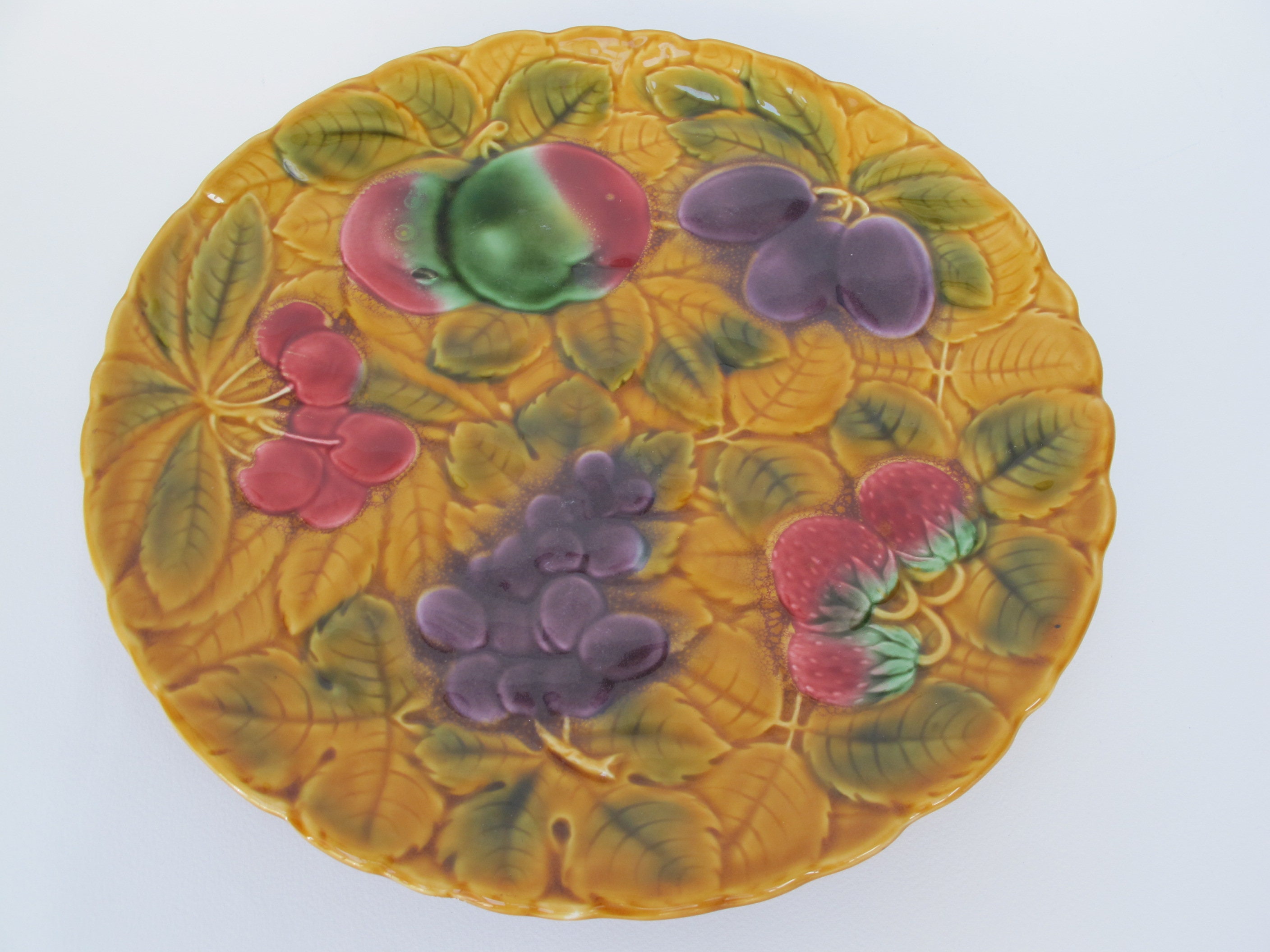 Grand Plat à Gateaux en Barbotine France Sarreguemines Motifs de Fruits d'été