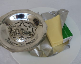 Butterdose aus Coquillor-Eissilber aus Metall