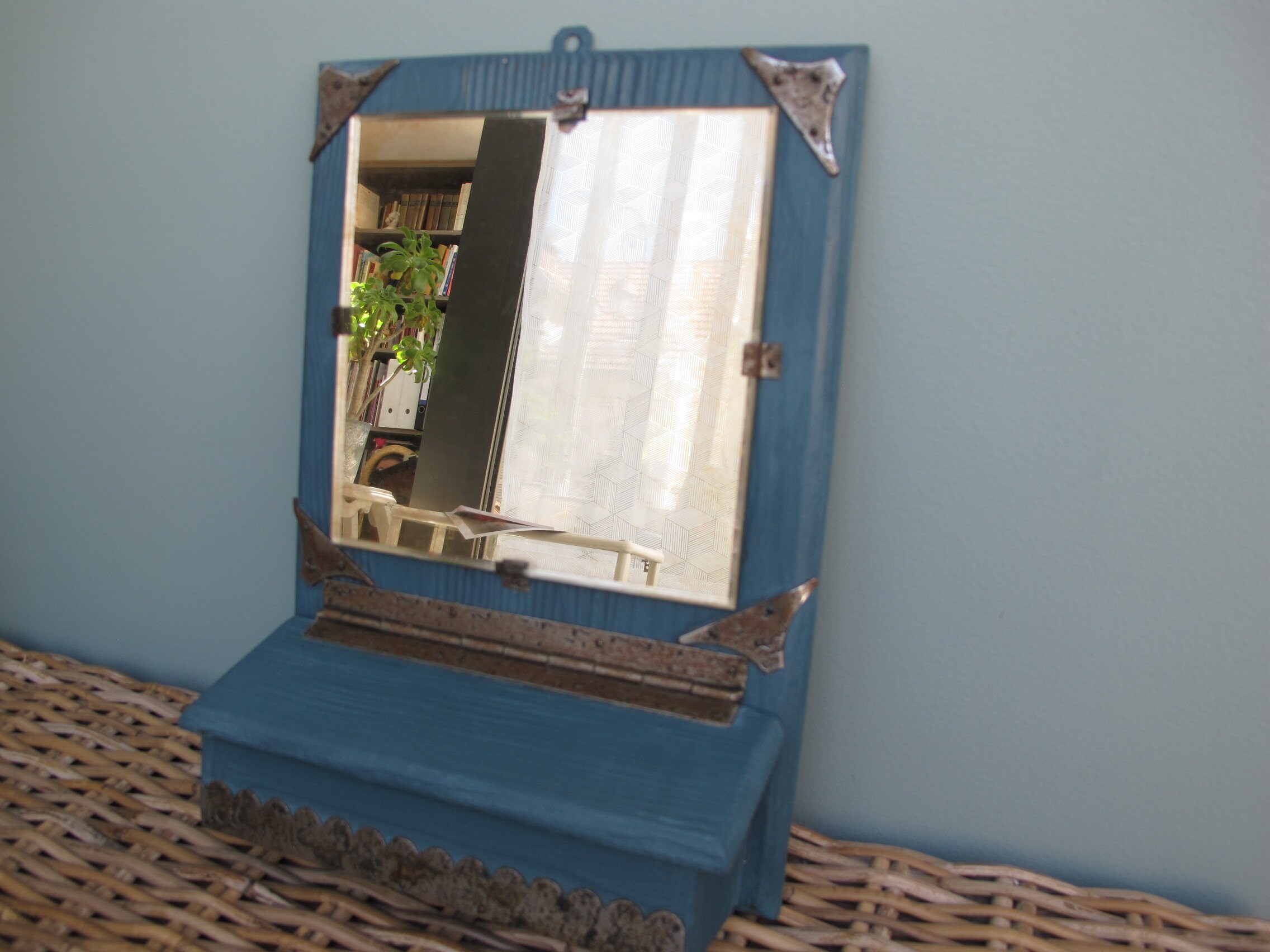Altes Spiegel mit einem kleinen Aufbewahrungsraum Gehämmerte | Etsy