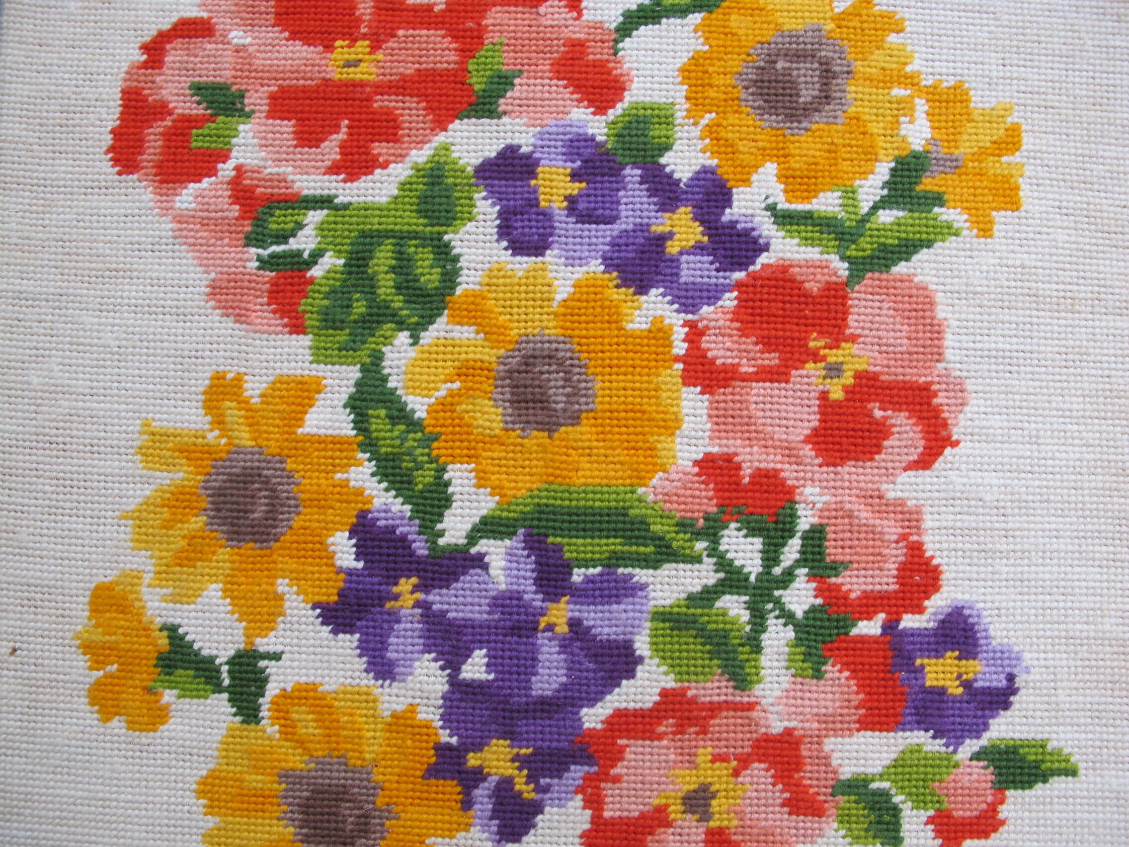 Canevas Tapisserie Bouquet de Fleurs Colorées sur Fond Crème, Fait Main en France 1976