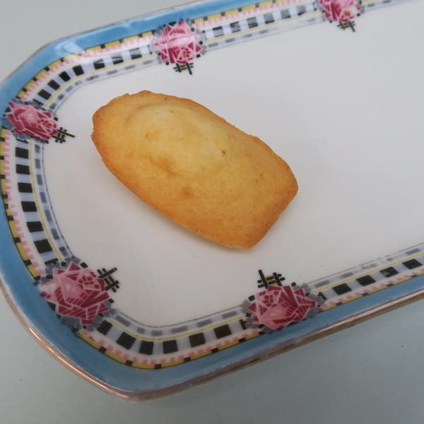Plat à gâteau en porcelaine à décor de roses stylisées bordure vichy