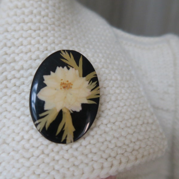 Broche fleurs séchées sur fond noir