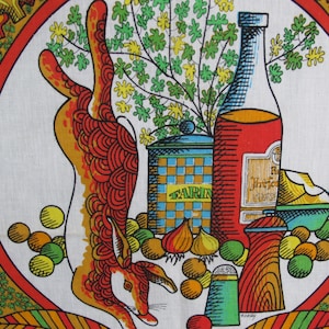 Puede incluir: Un paño de cocina vintage con una ilustración colorida de un conejo, una botella, un frasco, un bulbo de ajo y un pimentero. La ilustración está rodeada por un borde rojo con acentos verdes y amarillos.