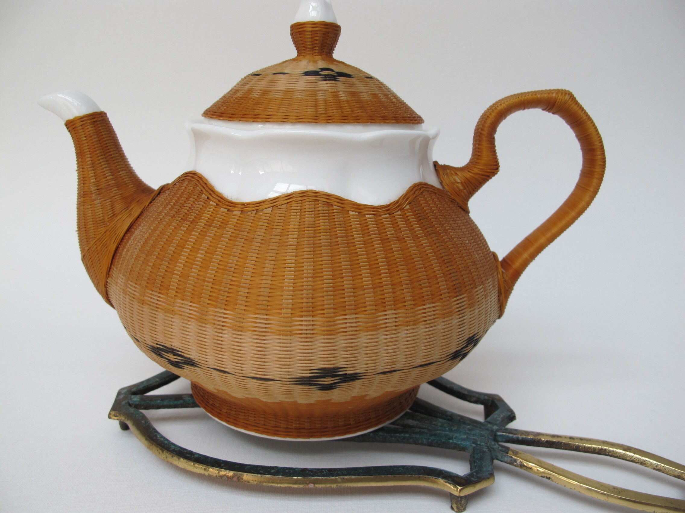 Théière Asiatique en Porcelaine Blanche Recouverte de Rotin Tressé, Motifs Géométriques