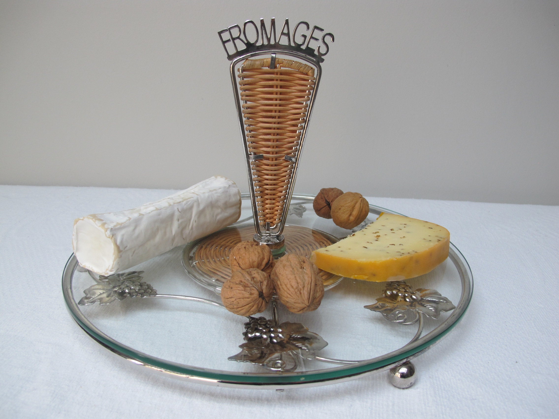 Plateau à Fromages en Métal Argenté, Verre et Rotin