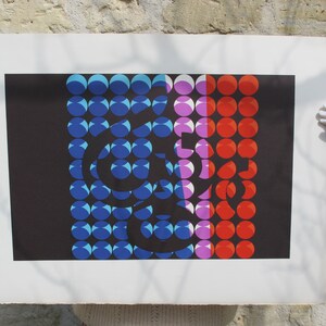 Pode incluir: Impress&atilde;o de arte abstrata com fundo preto e um design de c&iacute;rculos sobrepostos em azul, vermelho e roxo.