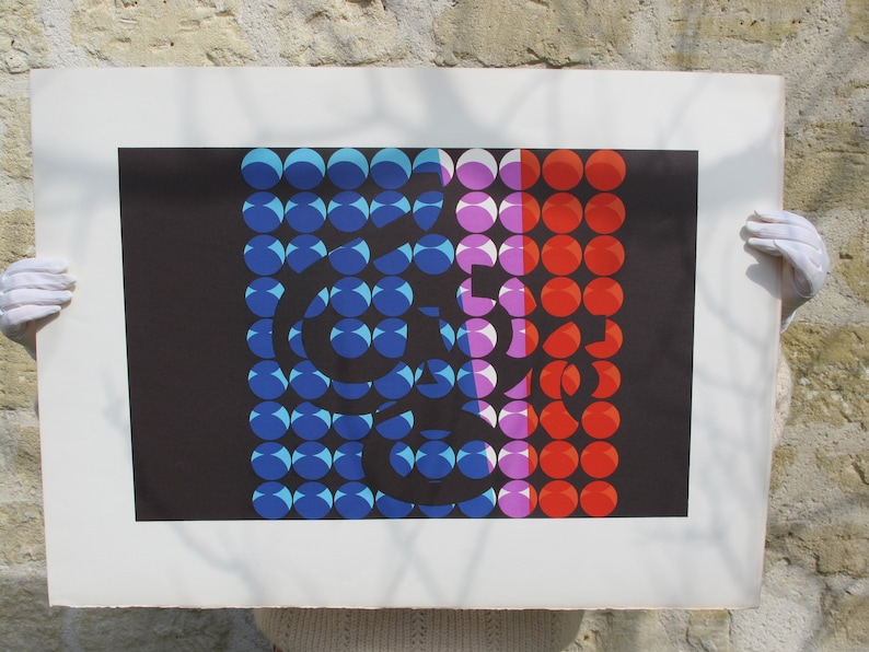 Pode incluir: Impress&atilde;o de arte abstrata com fundo preto e um design de c&iacute;rculos sobrepostos em azul, vermelho e roxo.