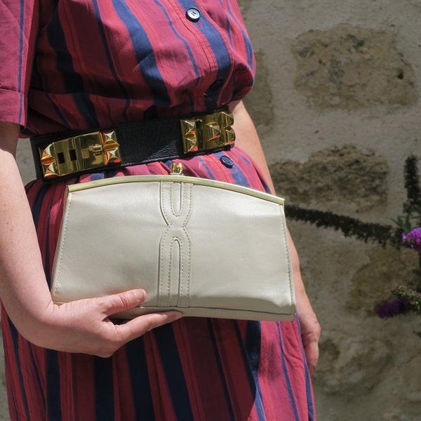 Sac pochette vintage de couleur beige avec chaînette dorée