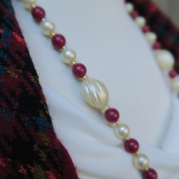 Long collier de perles vintage bordeaux et crème