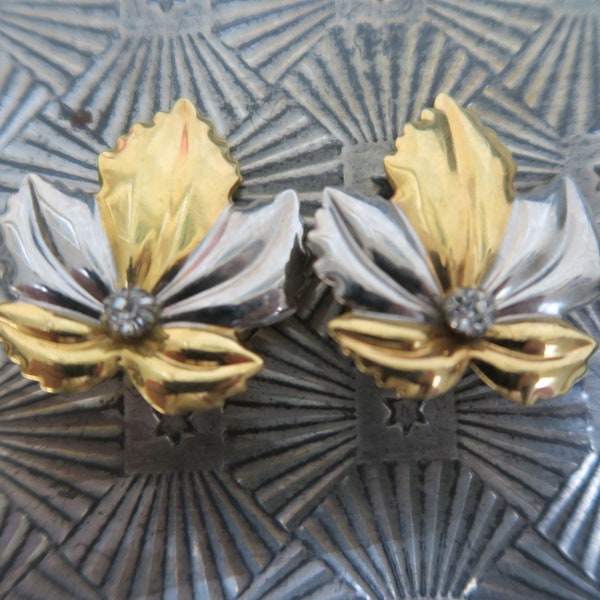 Boucles d'oreille CLIP feuilles bicolores en métal et strass