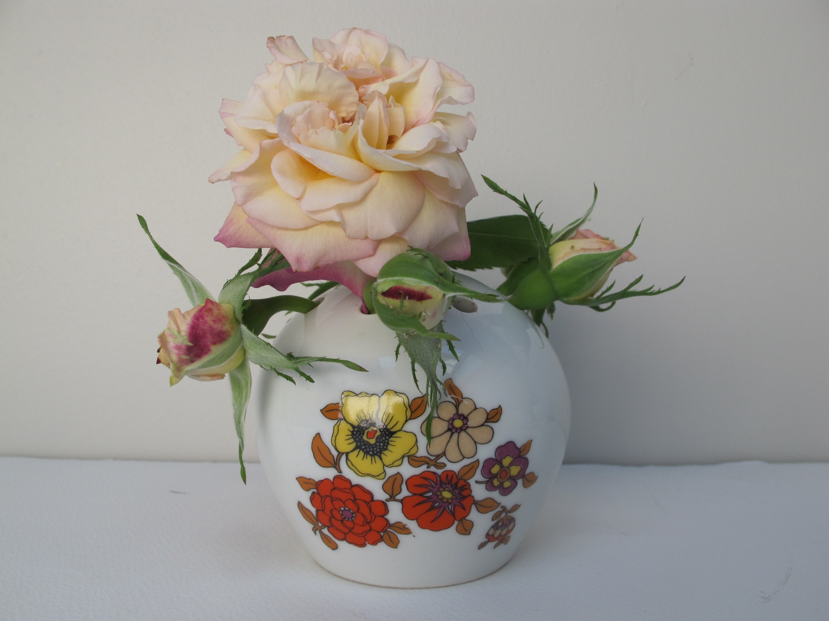 Pique Fleurs à Décor de Typiques Des Années 70, Porcelaine La Ville Du Bois