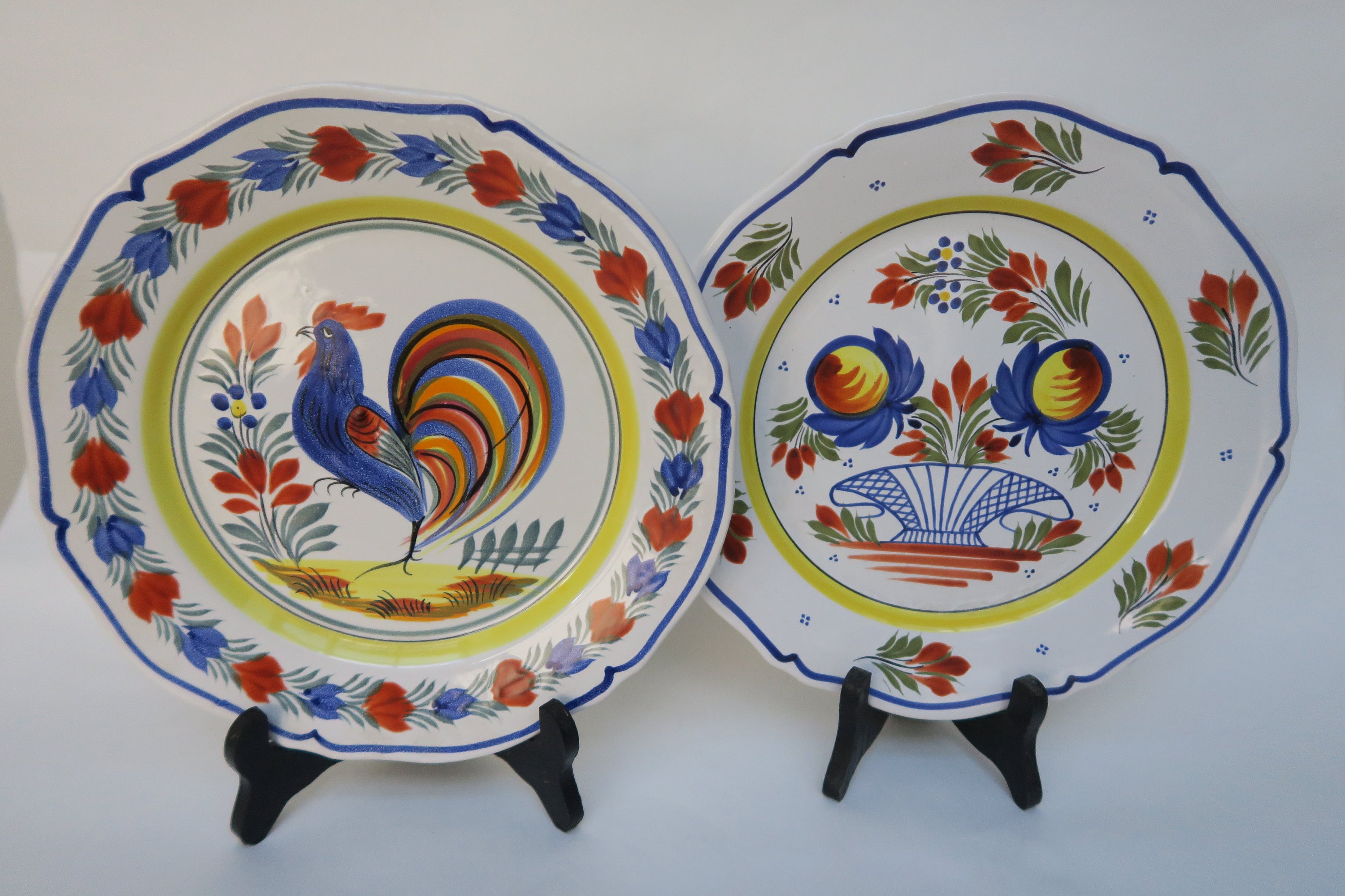 Deux Assiettes Décoratives Henriot Quimper Coq et Panier de Fleurs, Peintes à La Main, France