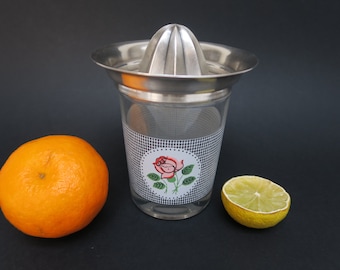 Manual citrus juicer in silver-plated metal.