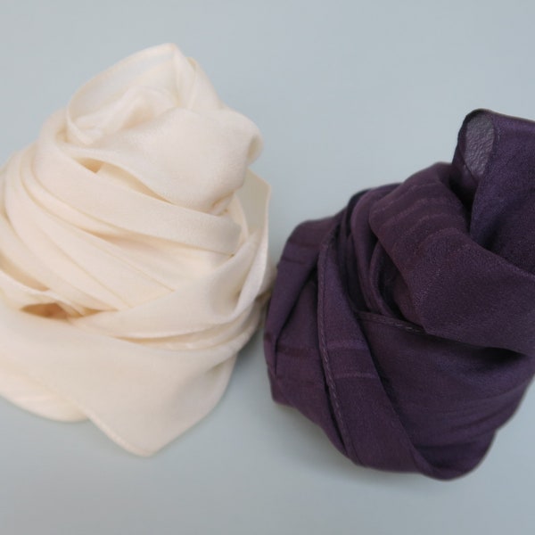 Lot de deux foulard Michel Le Brun unis en soie, vanille et cassis