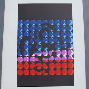 Pode incluir: Impress&atilde;o de arte abstrata com um fundo preto e um padr&atilde;o de c&iacute;rculos sobrepostos em tons de azul, roxo e vermelho.
