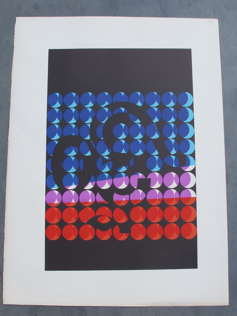 Pode incluir: Impress&atilde;o de arte abstrata com um fundo preto e um padr&atilde;o de c&iacute;rculos sobrepostos em tons de azul, roxo e vermelho.